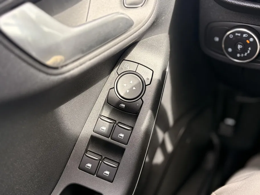 Ford Fiesta 1.0 EcoBoost Hybrid Titanium PARKEERSENSOREN ACHTER I ALL SEASON BANDEN I APPLE CARPLAY / ANDROID AUTO I