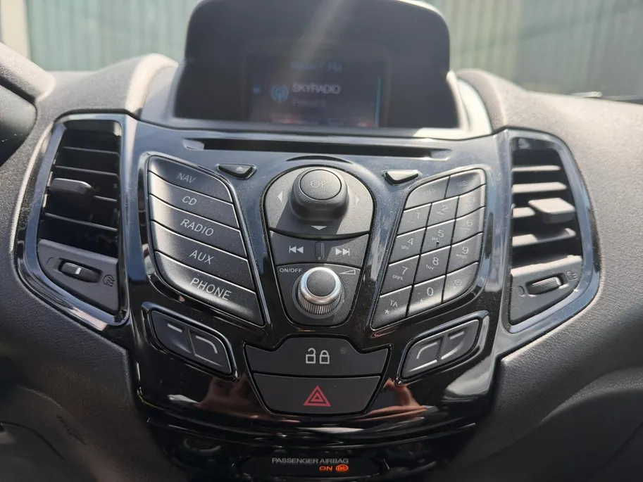 Ford Fiesta 1.0 EcoBoost Titanium | NL auto | Navigatie | Parkeersensor achter | Bluetooth | Cruise control | Verwarmde voorruit |