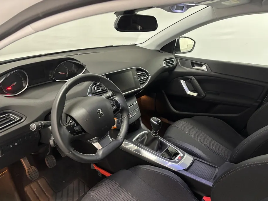 Peugeot 308 1.2 PureTech Allure APPLE CARPLAY ANDROID AUTO CAMERA PARKEERSENSOREN 5 DEURS LM VELGEN PAS 17000KM VOLLEDIGE DEALER ONDERHOUDEN ALLES AANTOONBAAR