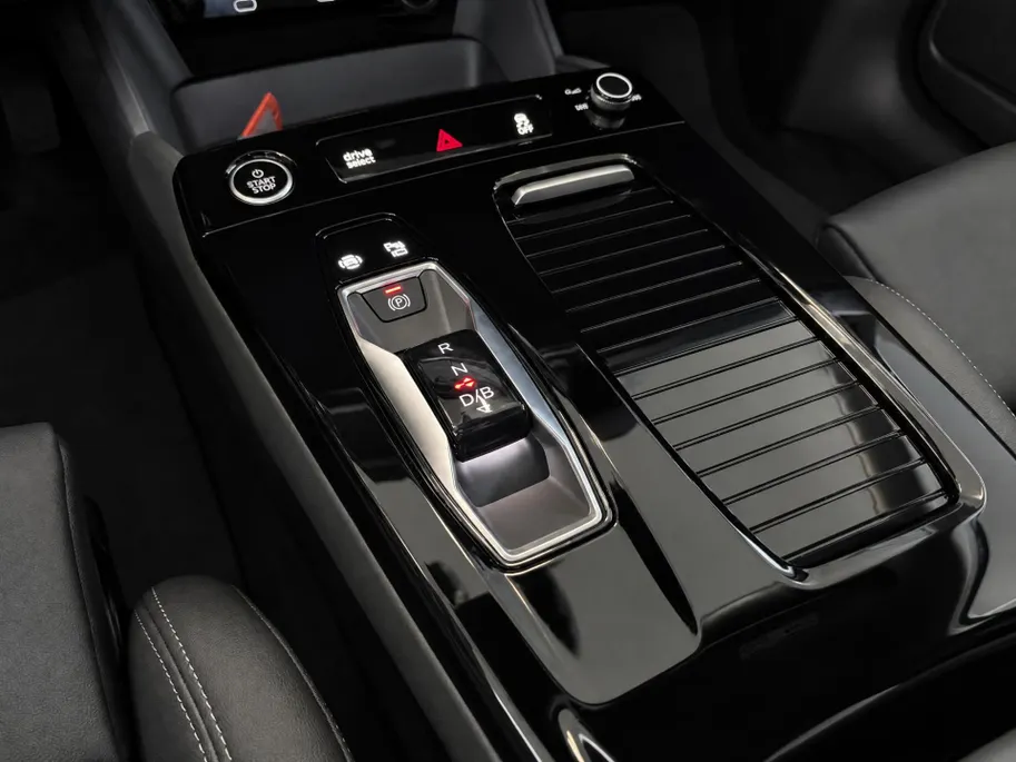 Audi Q6 e-tron Sportback Advanced edition 83 kWh 252 PK · Sportstoel lederen bekleding · Winterpakket · Trekhaak elek. wegklapbaar