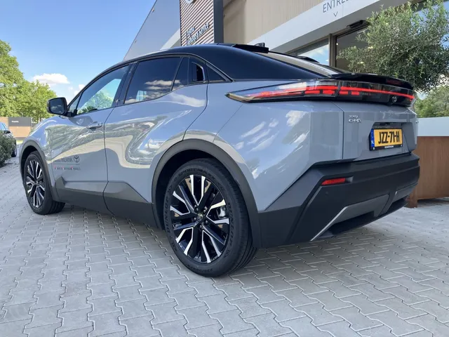 Toyota C-HR+ First Edition 77 kWh | Bi-Tone | 20'| Stoel&Stuurverw | Camera