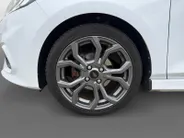 Ford Fiesta 95PK EcoBoost ST-Line | Keyless | Lichtmetalen Velgen | Climate Control | Apple CarPlay/Android Auto | LED Dagrijverlichting | Cruise Control | Armsteun | Elektrische Ramen & Spiegels |