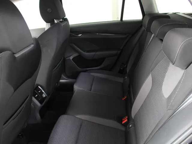 Škoda Octavia Combi 1.0 e-TSI Business Edition Navigatie | Parkeersensoren achter | Led verlichting | El. achterklep