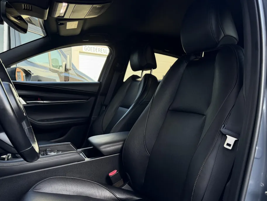 Mazda 3 2.0 e-SkyActiv-G M Hybrid 122 Comfort met Bose | Apple Carplay / Android Auto | Navigatiesysteem | Licht + Regensensor | Elektrisch Verstelbare Bestuurderstoel  | Stoel + Stuurverwarming | Parkeersensoren Voor + Achter | Camera Achter | 18'Lichtmetalen ve