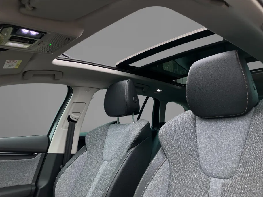 Škoda Octavia Combi 1.5TSI/150PK MHEV FL Design DSG · Panoramadak · Camera + Parkeersensoren · Apple/Android Car Play · Stoelverwarming · Garantie t/m 21-05-2029 of 60000km.