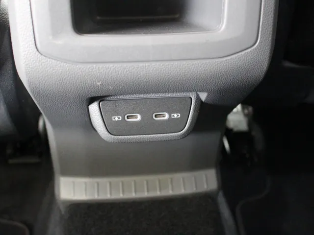 Volkswagen T-Cross 1.5 TSI DSG R-Line | Navigatie | PDC | 18 inch LM | Stoelverw.