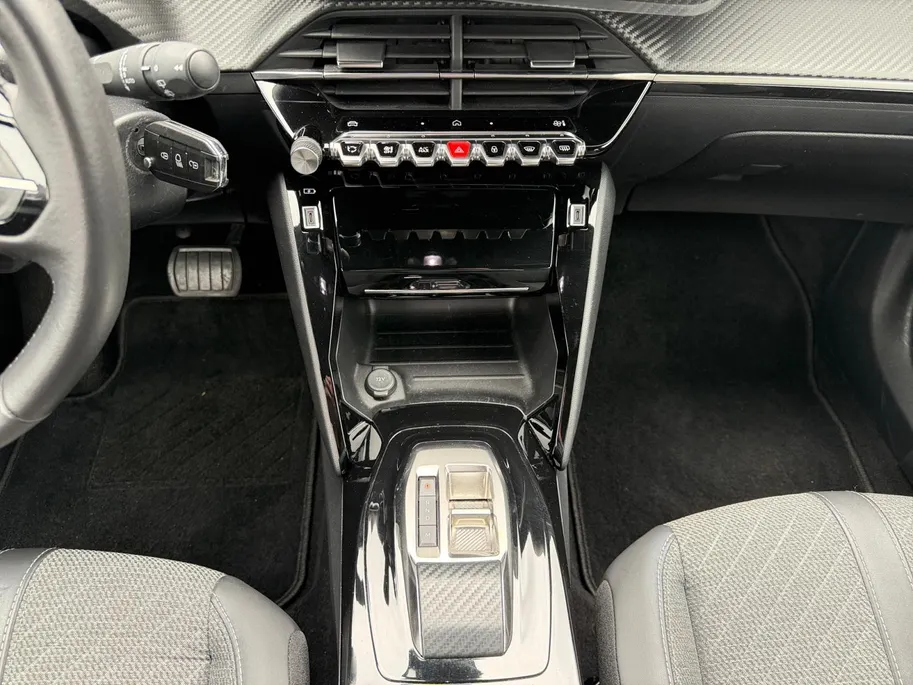 Peugeot 2008 1.2 PureTech 130 Allure | Automaat | Parkeersensoren voor en achter | Acteruitrijcamera | Apple carplay & Android auto | Cruise control | Navigatie | Trekhaak | Bovag garantie |