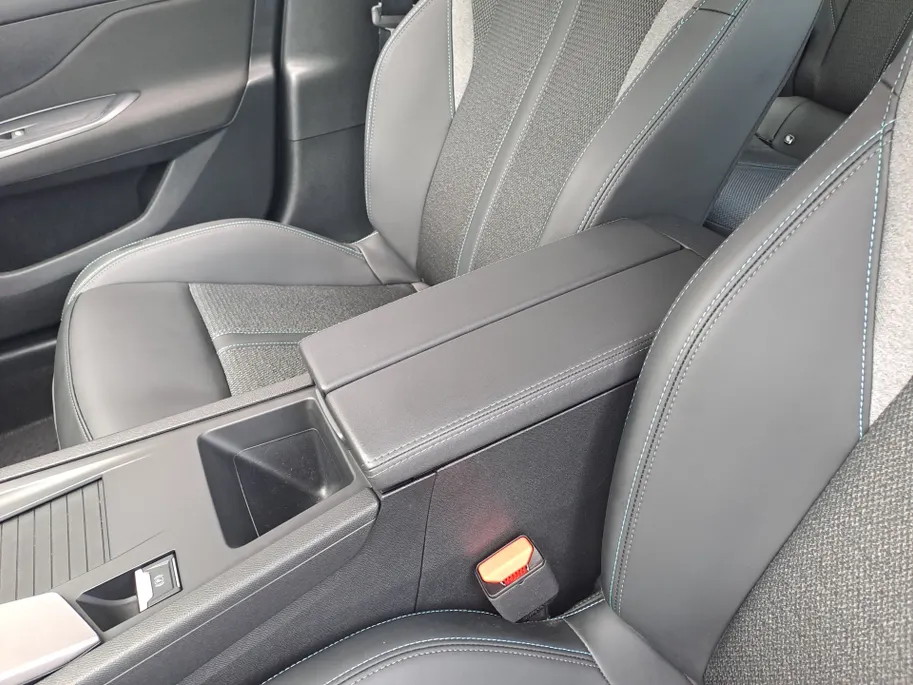 Peugeot 308 1.2 PureTech AUTOMAAT Active Pack Business | Adaptieve Cruise | Climate | Stoelverwarming | Apple Carplay/Android Auto