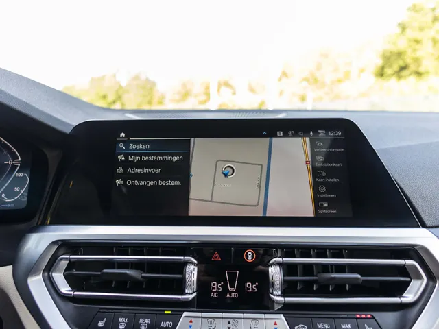 BMW 3 Serie Touring 330e Business Edition Plus M-Pakket  / Pano dak