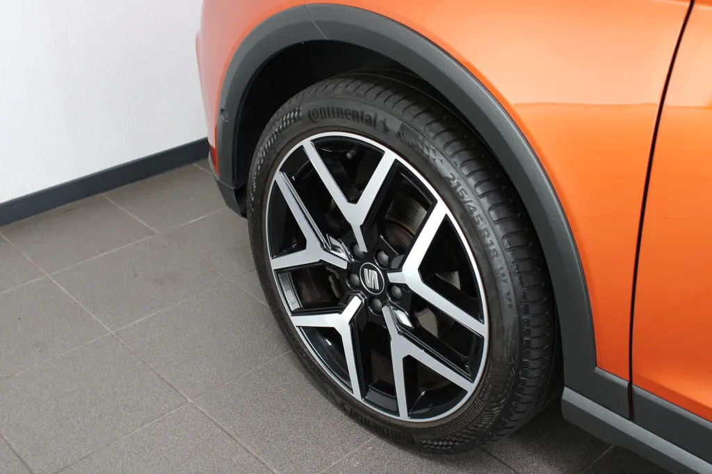 SEAT Arona 1.0 TSI FR Business Intense / 18'' LMV / FULL LED / CAMERA / KEYLESS /