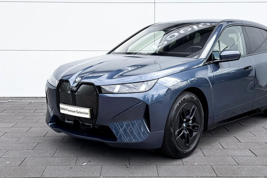 BMW iX xDrive45 101 kWh