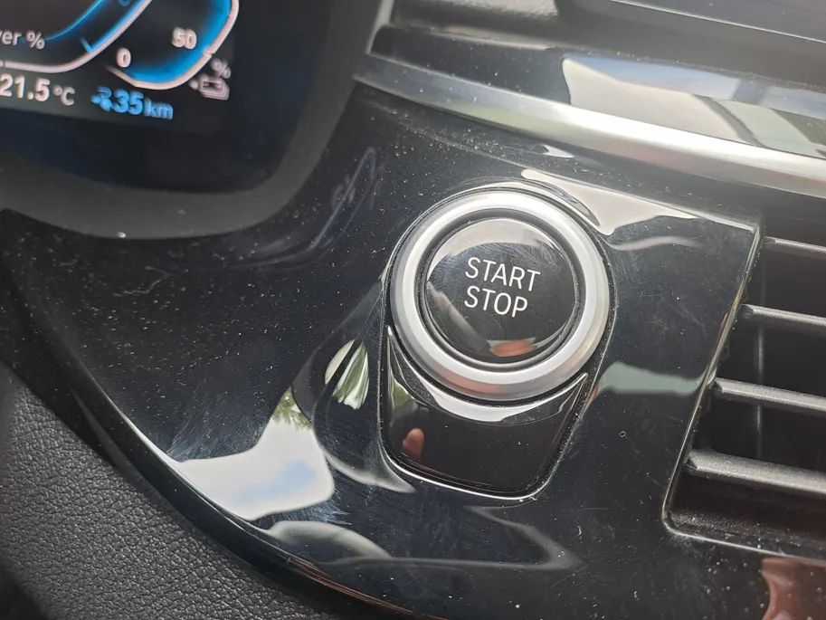 BMW 5 Serie Touring 530e xDrive M SPORT | Pano | Harman Kardon | 360 Camera | Head up | Elektrisch Wegklapbare Trekhaak | Voorstoelen verwarmd | Navigatie | Apple Carplay/Android Auto | Leer