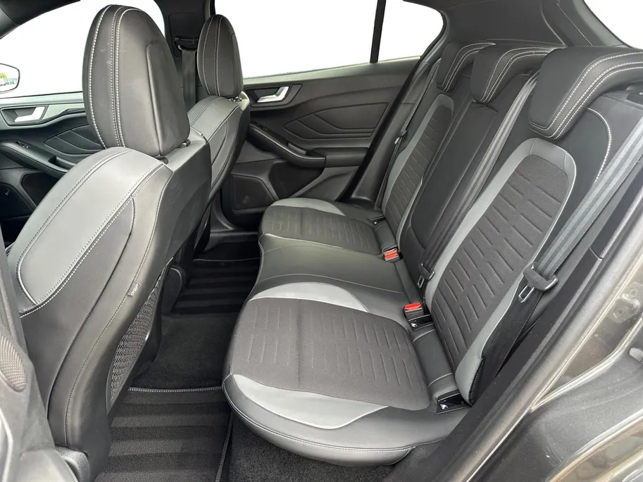 Ford Focus 2.3 EcoBoost ST-3 | 280 PK | Launch control | Recaro stoelen | 19' inch lichtmetalen velgen | Apple carplay & Android auto | Parkeersensor voor en achter | Achteruitrijcamera | Bang & Olufsen audio | Winter pack | Cruise control | Bovag garantie |