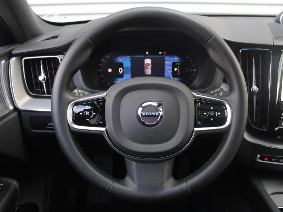 Volvo XC60 2.0 T8 Plug-in hybrid AWD Ultimate Black Edition | Trekhaak elektr. | Luchtvering | Schuifdak | Leer | Geheugenstoelen | B&W audio | Stoelventilatie | Winterset | Zeer nette auto |