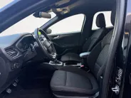 Ford Focus Wagon 1.0 EcoBoost Hybrid ST Line Style | Dealer onderhouden | NL auto | Winter pack | Trekhaak | Navigatie | Apple carplay & Android auto | Parkeersensoren voor en achter | Achteruitrijcamera | Cruise control | Draadloos opladen mobiel | Privacy glas | B