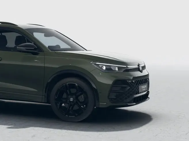 Volkswagen Tiguan R-Line Edition 1.5 eHybrid 272 PK 6 versn. DSG · Black Style Pakket · Interieur Style Pakket · Panoramaschuif-kanteldak · Trekhaak inklapbaar, met elektrische ontgrendeling, incl. aanhangermanoeuvreerhulp Trailer Assist · Prijs is inclusief inruilpremie ·