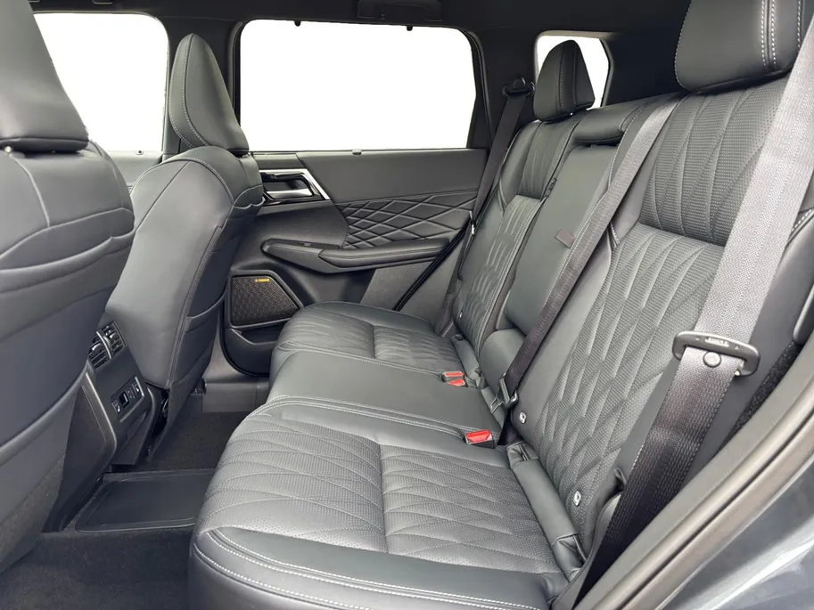 Mitsubishi Outlander 2.4 PHEV Black Edition | 5000 EURO KORTING | ALLE OPTIES | DIRECT LEVERBAAR |