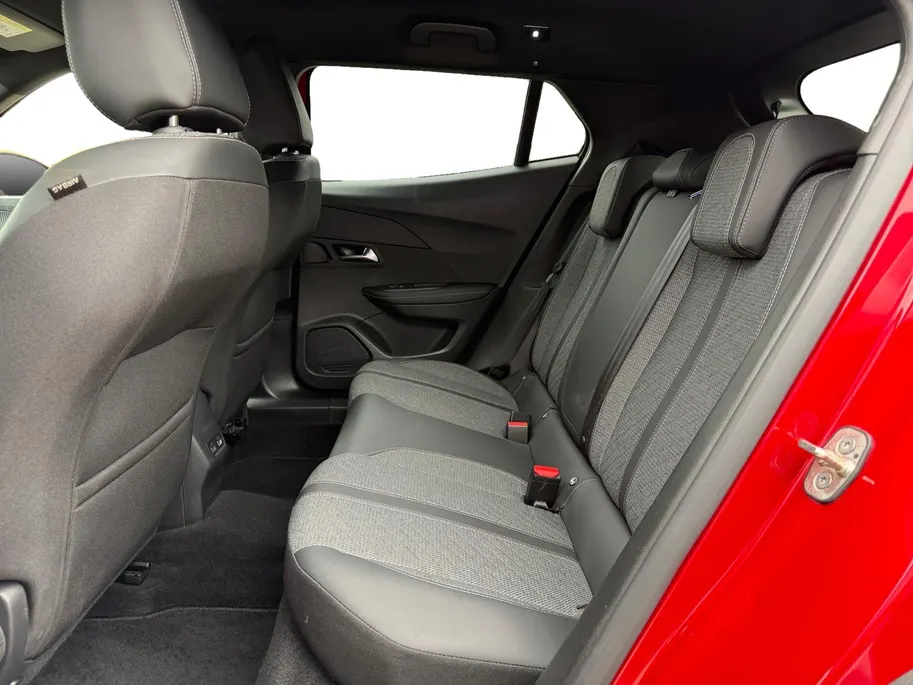 Peugeot 2008 1.2 PureTech 130 Allure | Automaat | Parkeersensoren voor en achter | Acteruitrijcamera | Apple carplay & Android auto | Cruise control | Navigatie | Trekhaak | Bovag garantie |