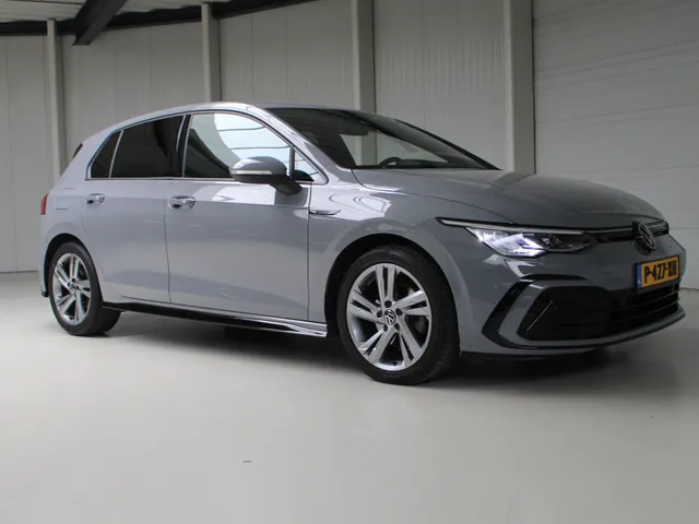 Volkswagen Golf 1.5 eTSI R-Line (2x) DSG | Navigatie | LM '17 | PDC + Camera |  Aut. Airco