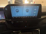 Ford Transit Custom 320 2.5 PHEV L2H1 Sport DC met o.a. uniek sport interieur, 19 inch lichtmetalen velgen, een trekhaak, een achteruitrijcamera en verwarmbare voorstoelen en stuurwiel