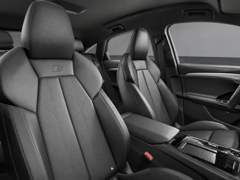 Audi Q6 e-tron Sportback S edition 83 kWh 252 PK · Trekhak elek. wegklapbaar · Optiekpakket zwart · S-line zwart leder-kunstlederen bekleding