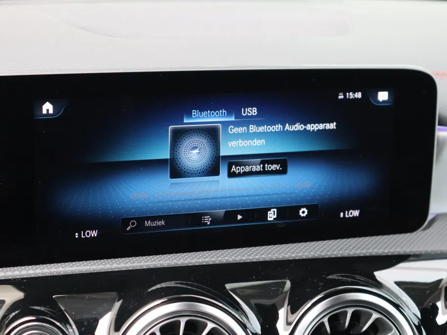 Mercedes-Benz CLA 200 Business Solution AMG l Keyless l Achteruitrij camera l Ambiente lichtpakket
