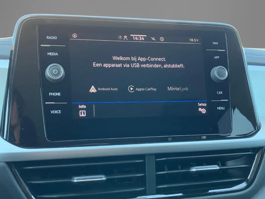Volkswagen T-Roc 1.0TSI/110PK Life Business · Navigatie · Apple/Android Car Play · Stoelverwarming · Garantie t/m 06-06-2027 of 100000km.