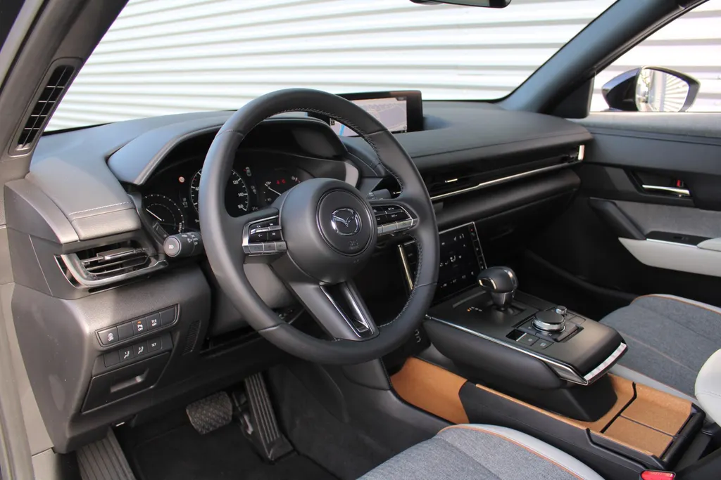 Mazda MX-30 e-SkyActiv EV 145PK Advantage Modern 36 kWh | Stoelverwarming | HUD | Dodehoek detectie | Elek. stoelverstelling | LED | 18' LM | Camera |
