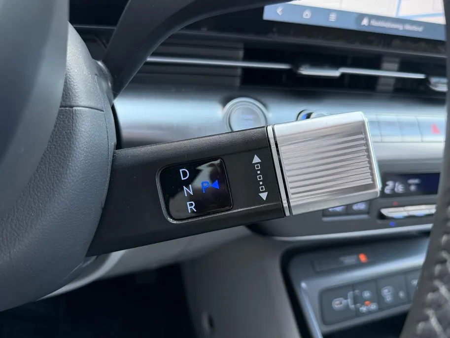 Hyundai Kona 1.6 GDI HEV Premium Sky | Lederen Bekleding| Stoelverwarming v+a| Schuif-kanteldak| Elekrtrisch verstelbare stoelen met geheugen| Dode hoeksensor| MOOIE AUTO