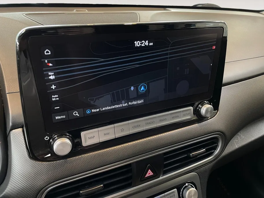 Hyundai Kona EV Fashion 64 kWh 204PK | Warmtepomp | Navigatie | Apple Carplay & Android Auto | 100% SOH | Adaptive cruise control | Climate control | Head-up display | Parkeersensoren achter |