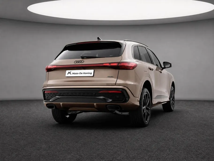 Audi Q5 e-hybrid quattro S edition Competition 367 PK · Tech pro · 20' LM Velgen · Glazen panoramadak · B&O Premium 3D