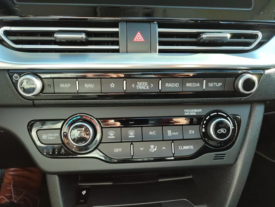 Kia e-Niro DynamicPlusLine 64 kWh | Warmtepomp! | Apple Carplay / Android Auto | Navigatiesyteem | Elektrisch Verstelbare Voorstoelen | Bestuurdersstoel + Geheugen | Stoelverwarming + Stoelkoeling | Stuurverwarming | Elektrisch Schuif / Kanteldak | Licht + Regensens