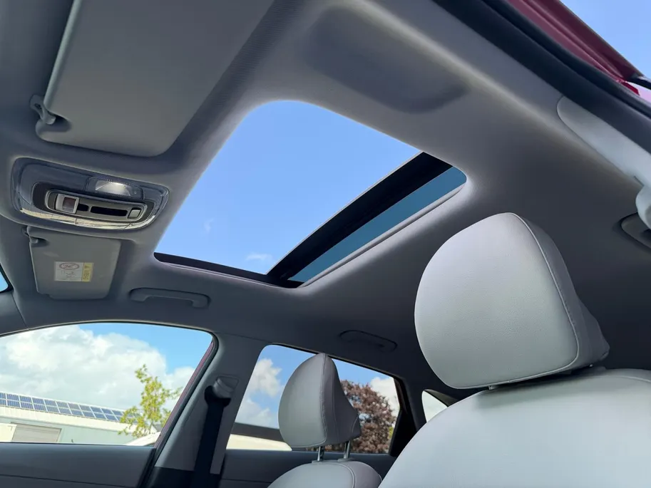 Hyundai Kona 1.6 GDI HEV Premium Sky | Lederen Bekleding| Stoelverwarming v+a| Schuif-kanteldak| Elekrtrisch verstelbare stoelen met geheugen| Dode hoeksensor| MOOIE AUTO