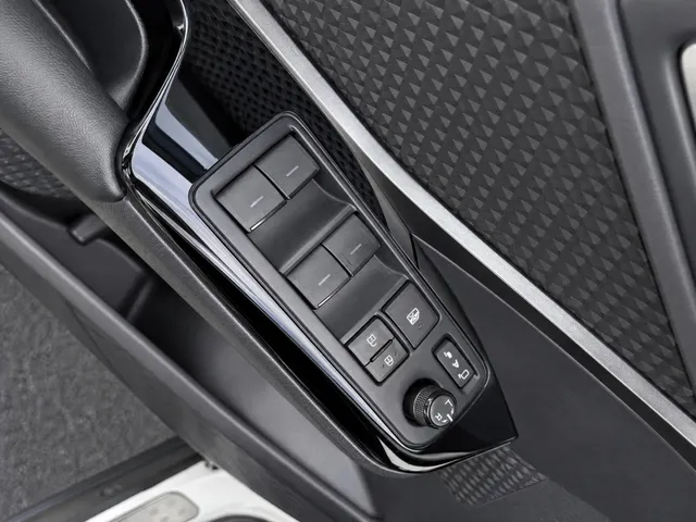 Toyota C-HR 1.8 Hybrid Style Bi-Tone | Parkeersensoren | Stoelverwarming