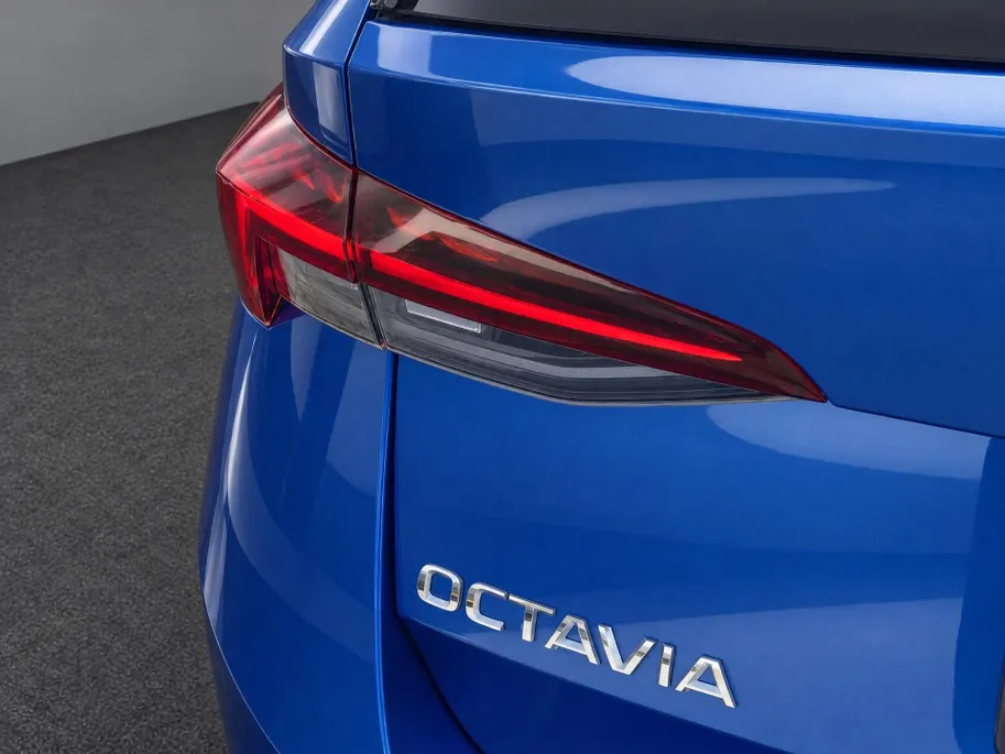 Škoda Octavia Combi 1.4TSI iV PHEV 150kW/204PK Sportline Business · Panoramadak · Navigatie · Camera + Parkeersensoren · Stoel, Stuur + achterbank verwarming · 18'' Velgen ·