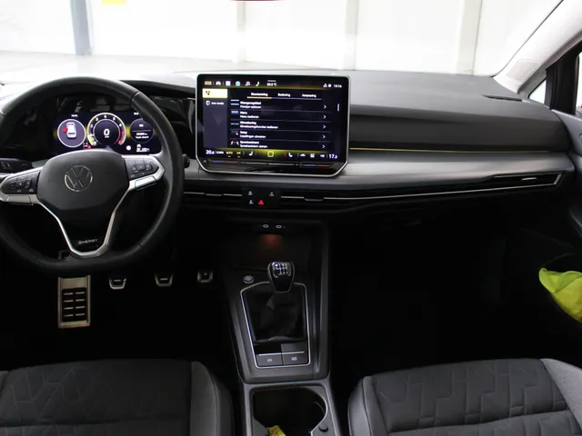 Volkswagen Golf 1.5 eTSI Life Energy Panoramadak | Navigatie | Keyless | Stoel- en Stuurverwarming | Parkeercamera