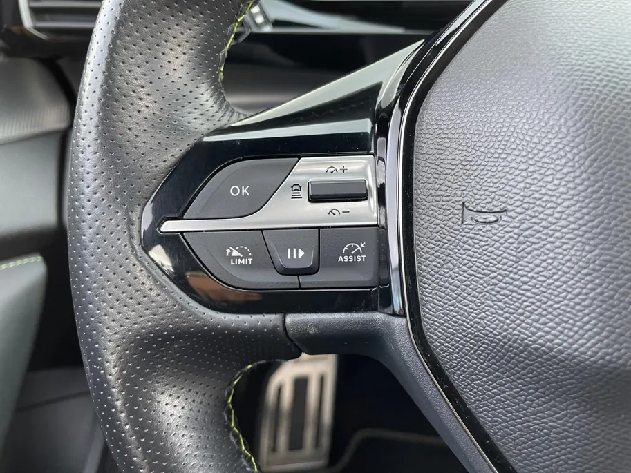 Peugeot 408 1.6 HYbrid GT 225 EAT8 First Edition *Navi*360Camera*Schuif/kanteldak*Trekhaak*Focal Audio*Adapt. Cruise Control* Memory stoel*Elekt. achterklep*Zeer nette auto!