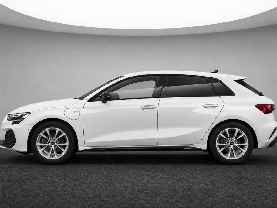 Audi A3 Sportback 40 TFSI e S edition 204 PK · Comfortpakket plus · Assistentiepakket rijden en parkeren plus · Optiekpakket zwart plus · MEGA Sale