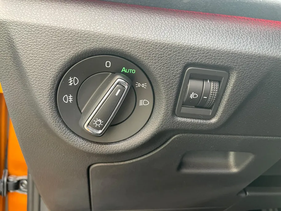 Škoda Kamiq 1.5 TSI Sport Business 150PK AUTOMAAT |Stoelverwarming| Climate control| Cruise Control| Parkeersensoren v+a| Achteruitrijcamera| Sportstoelen| Digitaal dashboard| Super strakke auto!