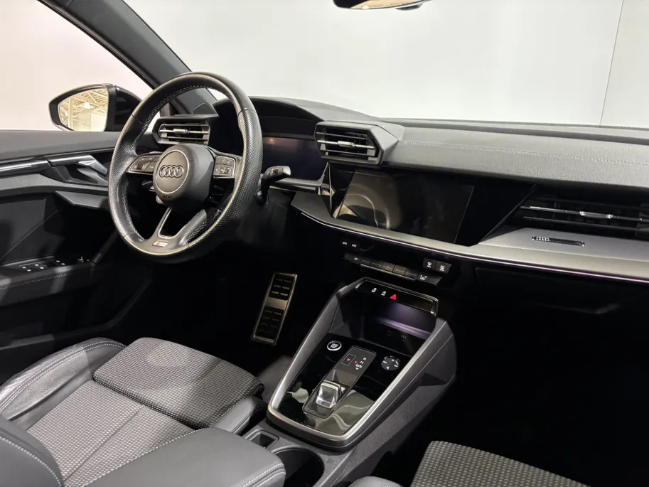 Audi A3 Limousine 110PK 30 TFSI S Edition Automaat | 1e eigenaar | Virtual Cockpit | Navi | Armsteun | Cruise Control | Zwarte Lichtmetalen Velgen | Apple CarPlay/Android Auto | Full LED koplampen | Keyless Entry |