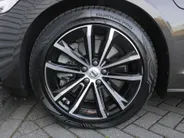 Volvo V60 2.0 T6 Plug-in hybrid AWD Plus Dark | Nappaleder | Trekhaak | HK audio | Schuifdak | Stuur-/stoelverwarming | Adap. Cruise | Dodehoek detectie | Geheugenstoelen | 360 Camera |