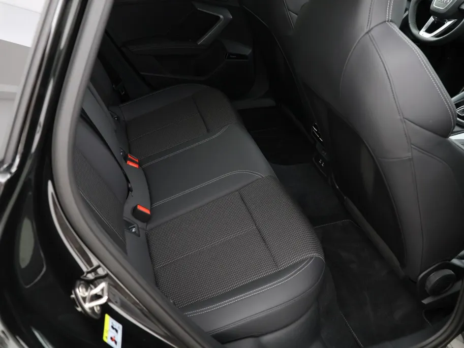 Audi A3 Sportback 45 TFSIe 272pk S-tronic S edition Competition · Panoramadak · Sonos Audio · Camera · Head-Up · Apple/Android Car Play · 18'' Inch · Garantie t/m 28-09-2030 of 100.000km