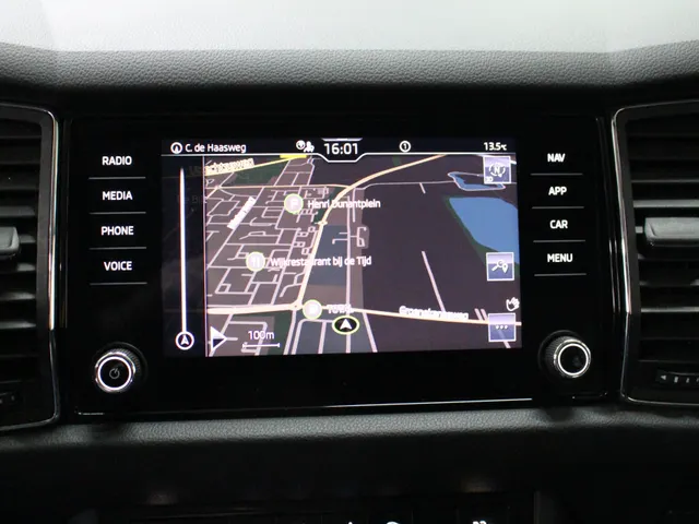 Škoda Kodiaq 1.5 TSI Business Edition DSG 7-Persoons Navigatie | Parkeercamera | 18' Velgen | Trekhaak
