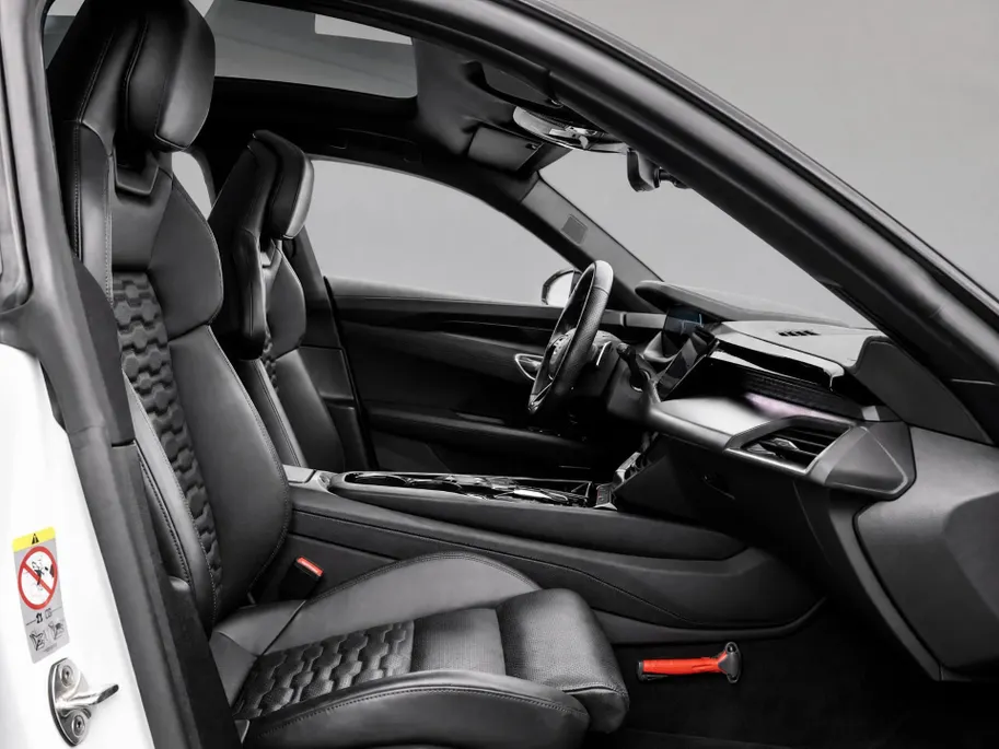 Audi e-tron GT GT 93 kWh 476pk · SOH 92% · Glazendak · 360 Camera · Luchtvering · Stoelventilatie · B&O Audio · Matrix LED · 20'' Inch ·