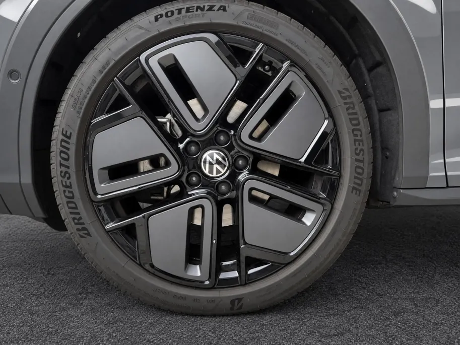 Volkswagen T-Roc 1.5 eTsi 150pk DSG R-Line First Edition · Camera · Wegklapbare Trekhaak · Stoelverwarming · Dodehoek Detectie · Elek. Achterklep · 19'' Inch · Garantie t/m 08-03-2030 of 100.000km