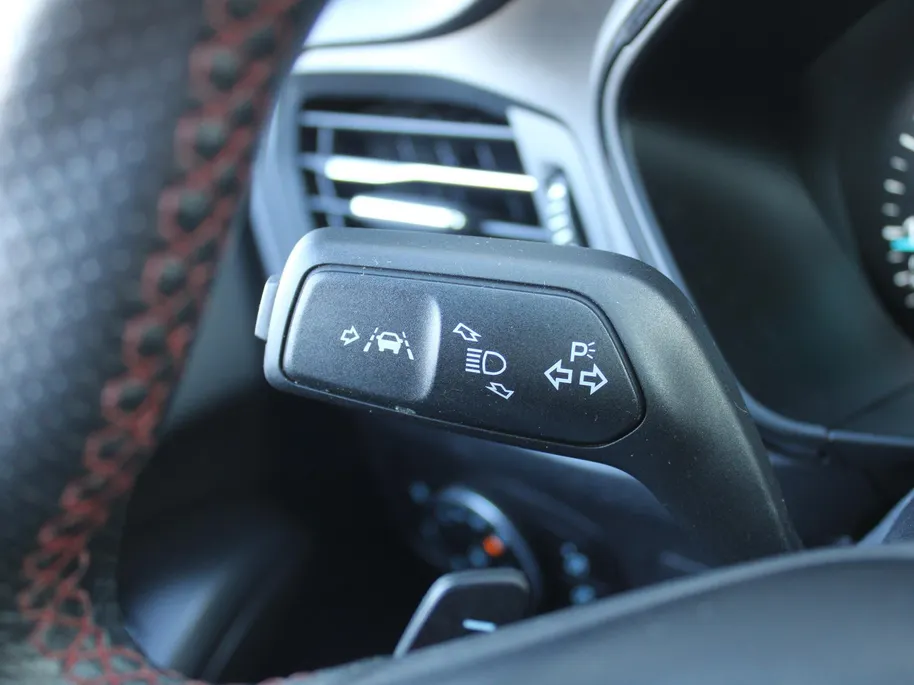 Ford Focus Wagon 1.0 EcoBoost ST Line Business | Stuur-/stoel-/voorruitverwarming | Camera | Clima | Draadloze telefoonlader | 17' LM | Navi |