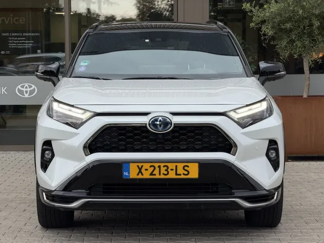 Toyota RAV4 2.5 PHEV Bi-Tone+ AWD | Trekhaak | Panoramadak | Stoel Verwarming & Ventilatie |