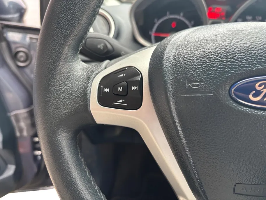 Ford Fiesta 1.4 Titanium | Voorruitverwarming | PDC | Airco | 12 maanden BOVAG garantie