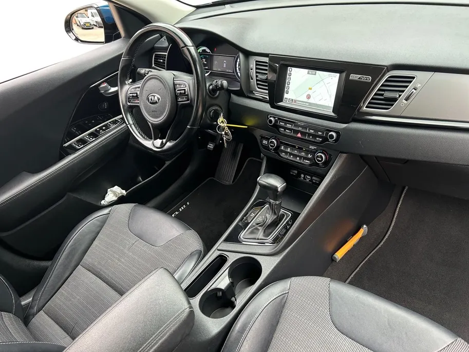 Kia Niro 1.6 GDi Hybrid DynamicLine | Trekhaak Vast + 13-Polige Stekker | All-Seasonbanden | Apple Carplay / Android Auto | Navigatiesysteem | Parkeersensoren + Camera Achter | Cruise Control | Rijstrooksensor + Correctie