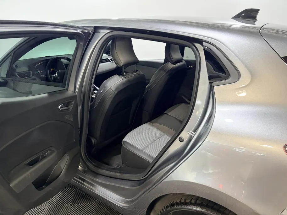 Renault Clio 145PK E-Tech Full Hybrid Techno Automaat | 9,3' Navi | Apple CarPlay/Android Auto | Climate Control | Cruise Control | Full LED | Camera | Parkeersensoren | Digital Cockpit | Licht & Regen Sensor |